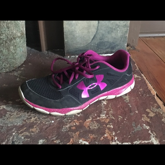 Size 10 Under Armour Tennis Shoe - Picture 4 of 6